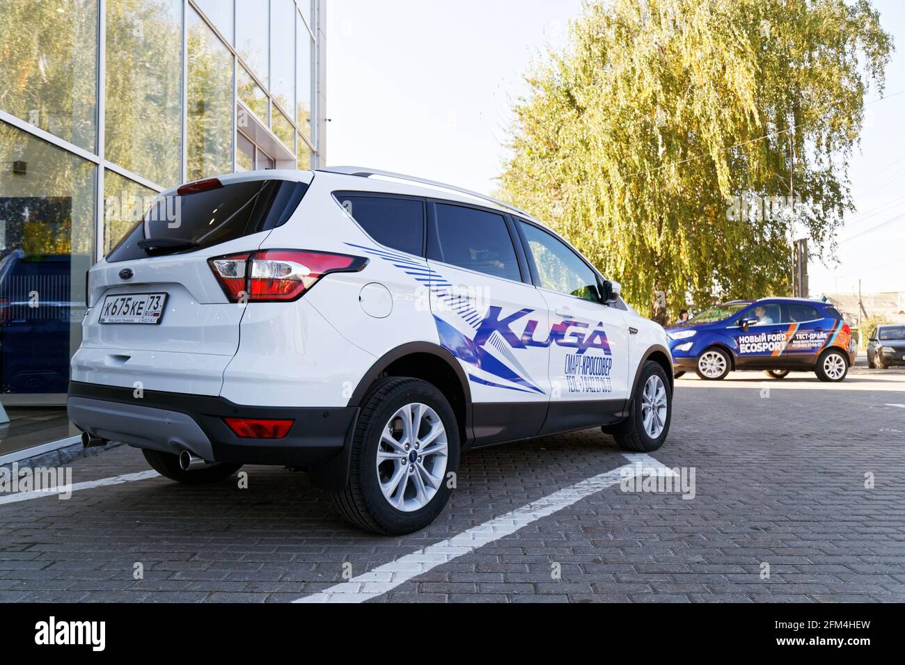 Ulyanovsk, Russie - 23 septembre 2018: Nouvelle voiture Ford Kuga - exposition de voitures se tient devant le centre de vente et de service Ford Banque D'Images