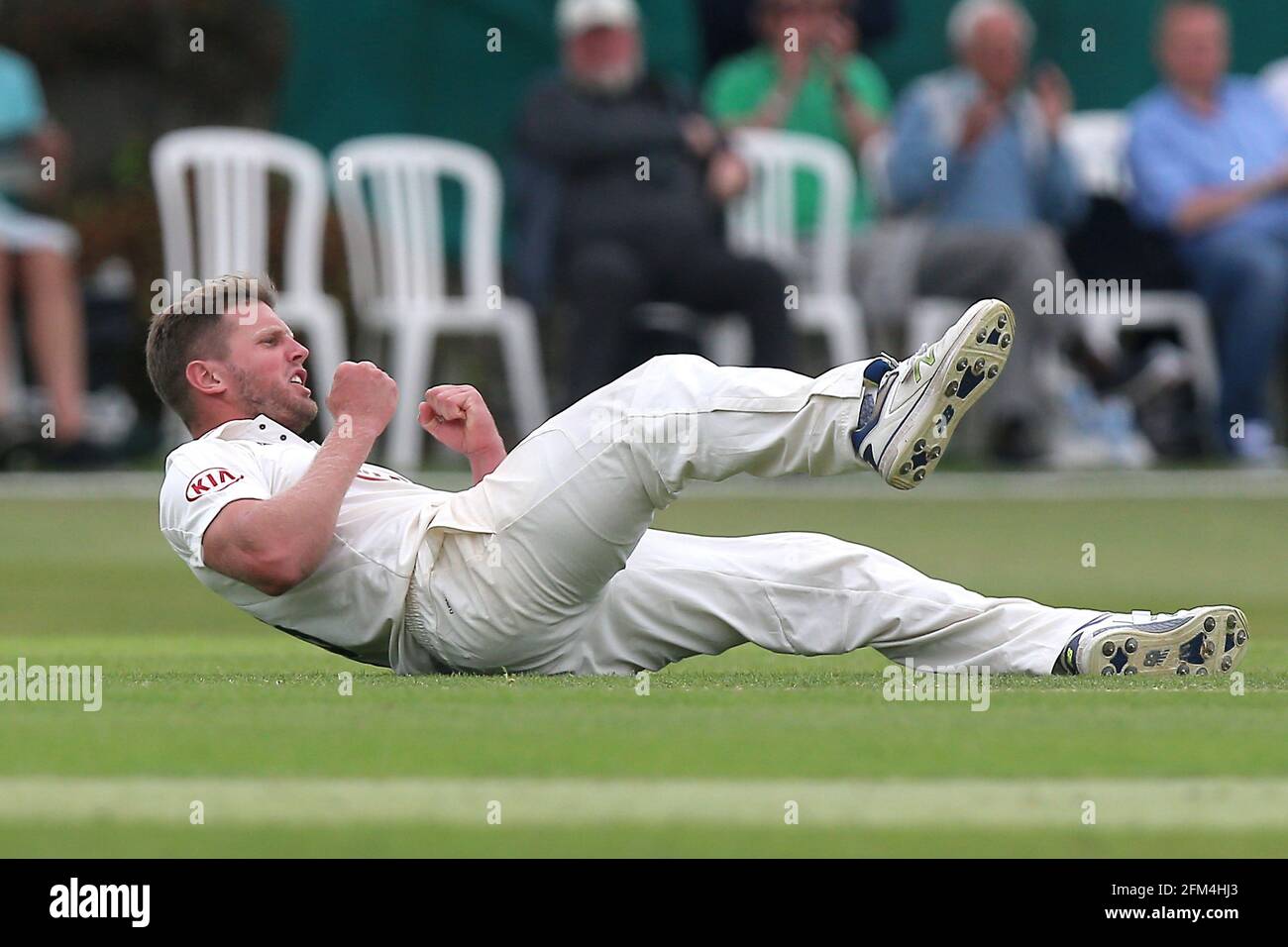 Stuart Meaker, de Surrey, réclame le cricket de Ravi Bopara lors du CCC de Surrey contre le CCC d'Essex, le cricket de la division 1 du championnat du comté de Specsavers à Guildfor Banque D'Images