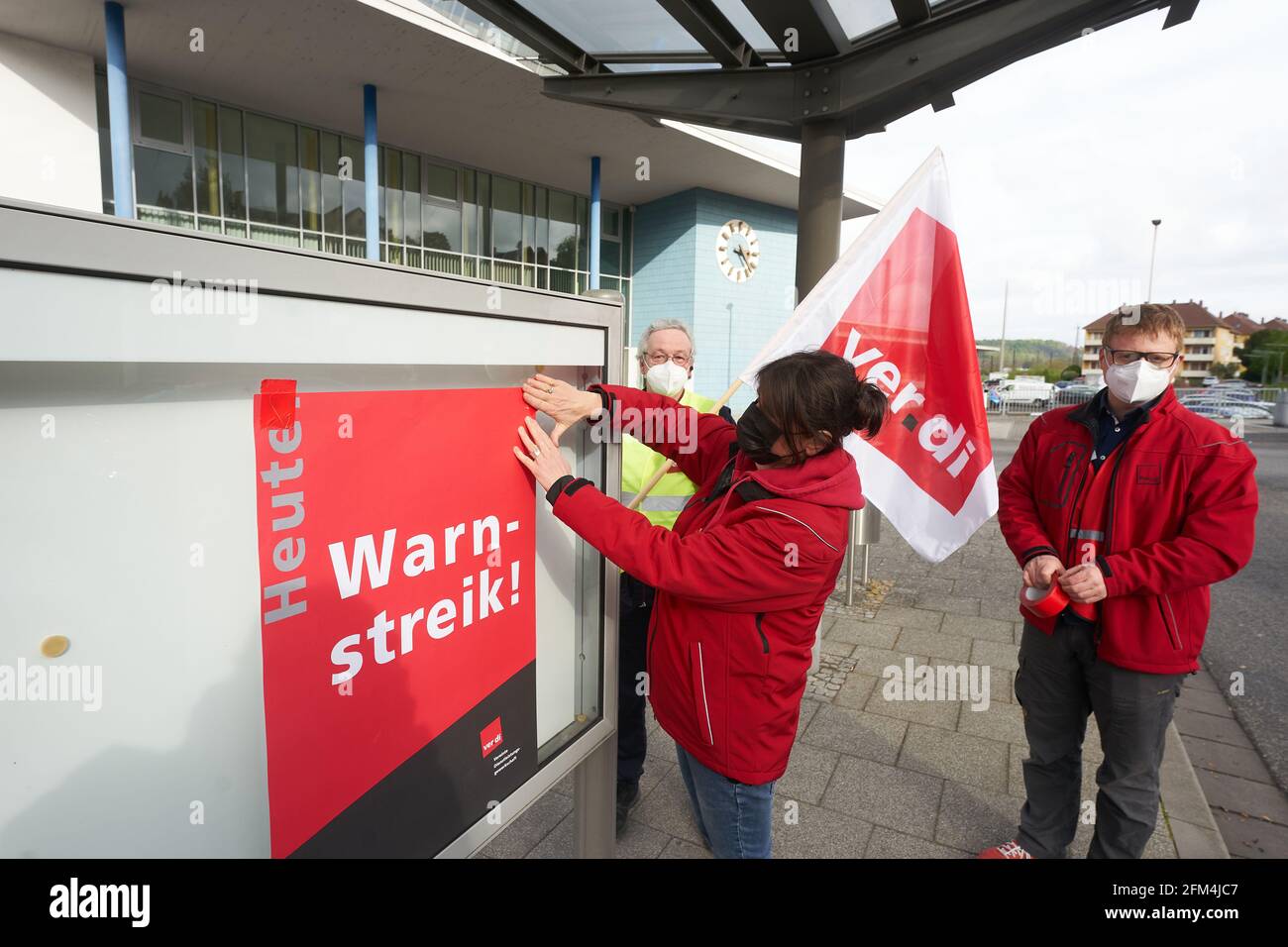 Lahnstein, Allemagne. 06e mai 2021. Les syndicalistes ont présenté une affiche avec l'inscription « Avertissement grève » à l'arrêt de bus de la gare, où les bus DB-Regio s'arrêtent normalement. Dans le conflit de négociation collective, le syndicat Verdi exige le paiement pour les périodes d'inactivité et les interruptions du temps de conduite, un 13e mois de salaire, ainsi que des primes plus élevées et plus de congés payés. Crédit : Thomas Frey/dpa/Alay Live News Banque D'Images