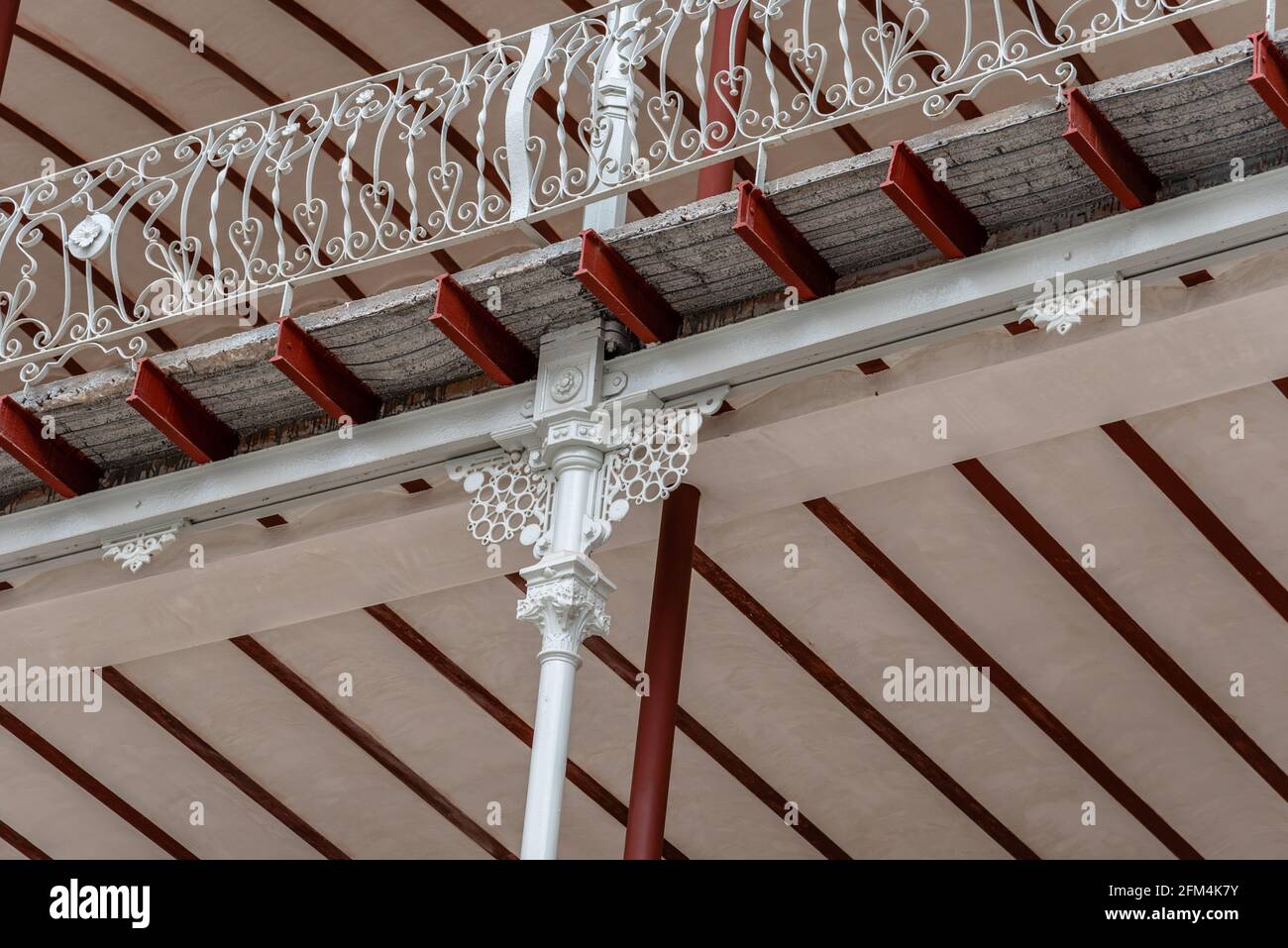 Madrid, Espagne - 1er mai 2021 : fronton de Beti Jai à Madrid. C'est un lieu de sport de style néo-Mudejar, le dernier pélota basque du XIXe siècle Banque D'Images