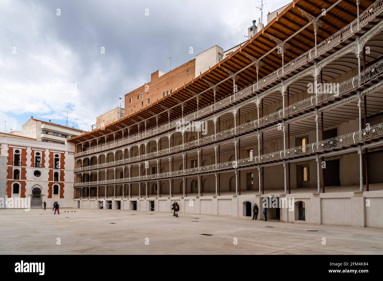 Madrid, Espagne - 1er mai 2021 : fronton de Beti Jai à Madrid. C'est un lieu de sport de style néo-Mudejar, le dernier pélota basque du XIXe siècle Banque D'Images