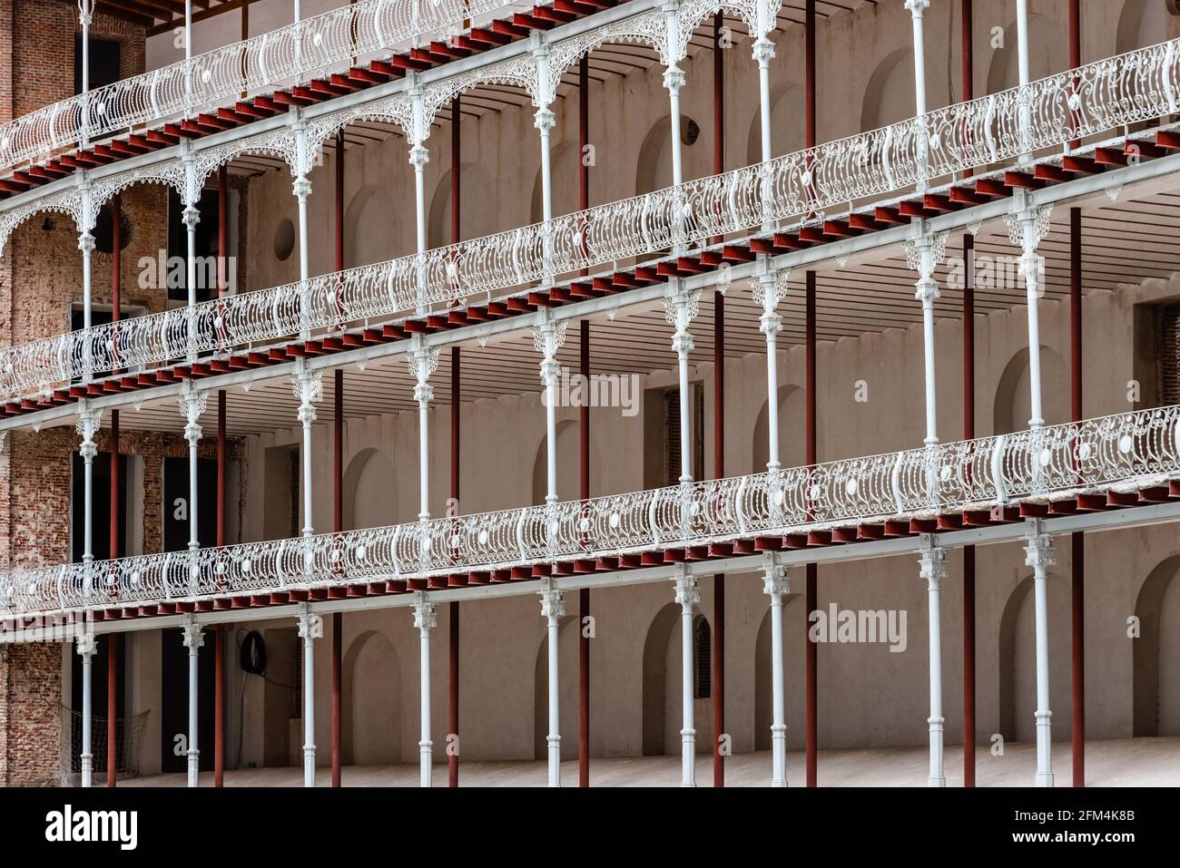 Madrid, Espagne - 1er mai 2021 : fronton de Beti Jai à Madrid. C'est un lieu de sport de style néo-Mudejar, le dernier pélota basque du XIXe siècle Banque D'Images