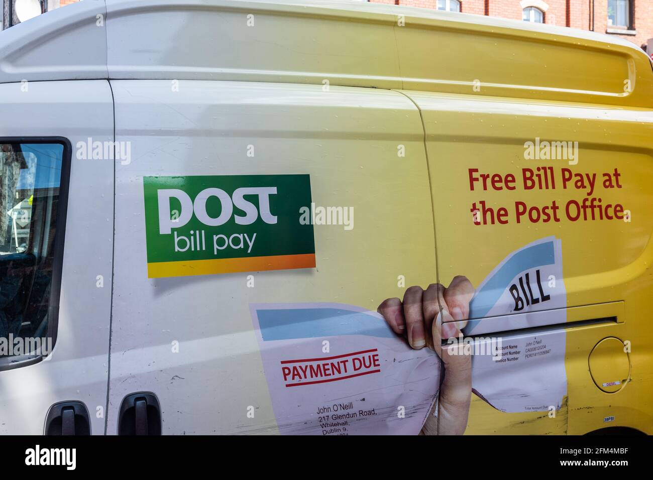 Un service postal irlandais, une fourgonnette de livraison. Banque D'Images