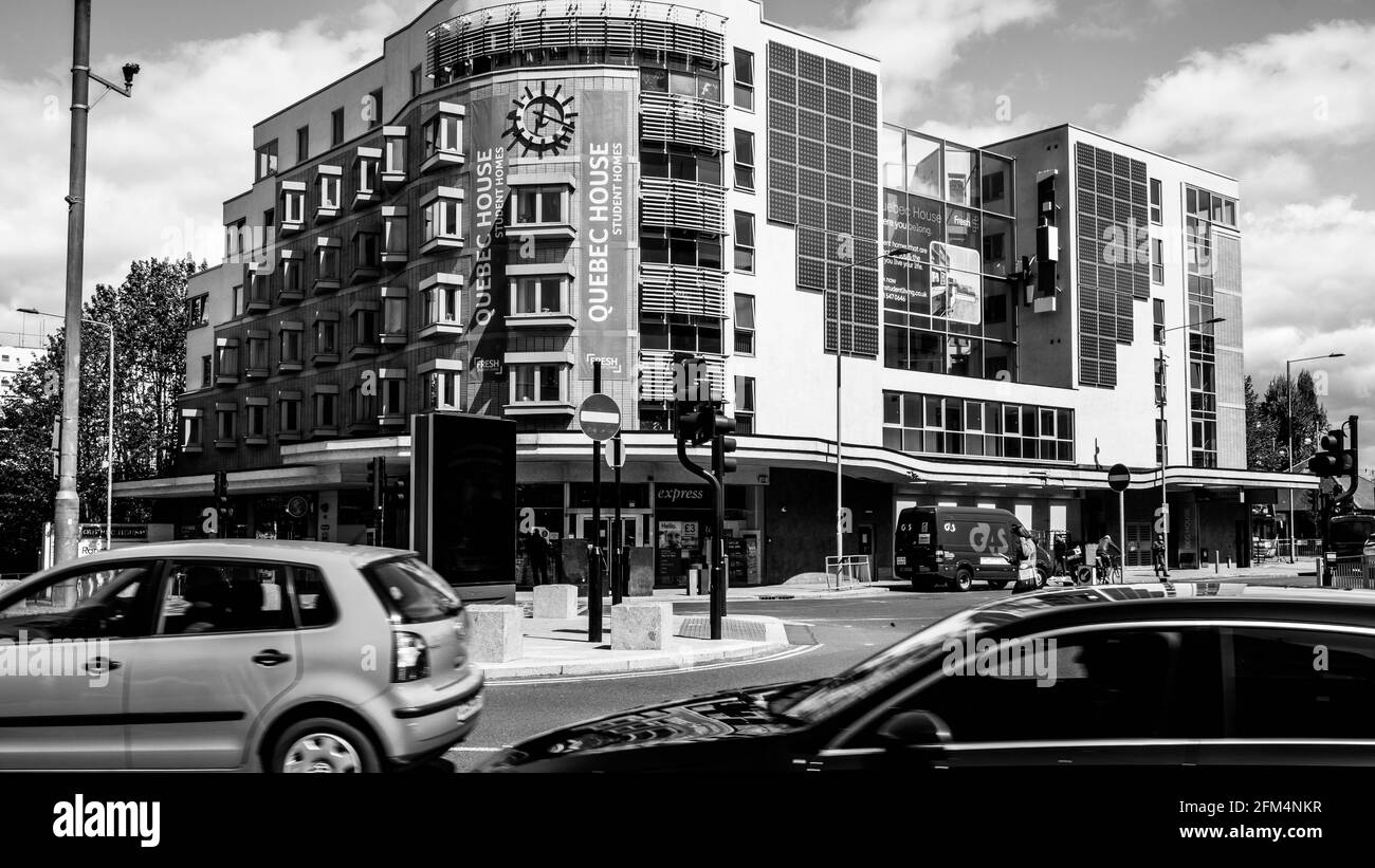 Kingston upon Thames London UK, mai 04 2021, Black and White image Modern Town Center Apartment Block à UNE intersection de route principale Banque D'Images