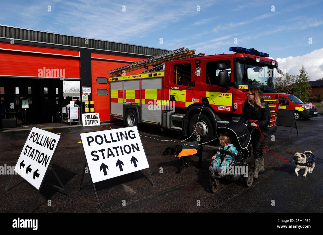 Wigston, Leicestershire, Royaume-Uni. 6 mai 2021. Une femme passe devant la station de vote de la caserne de pompiers de Wigston pendant les élections locales. Des millions de personnes à travers la Grande-Bretagne vont voter jeudi pour la plus grande série de votes depuis les élections législatives de 2019. Credit Darren Staples/Alay Live News. Banque D'Images