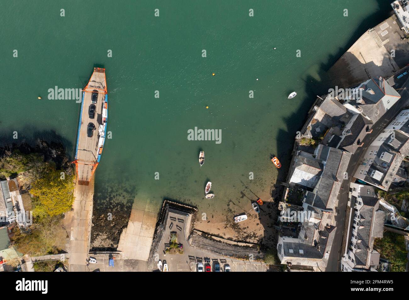 Le ferry de Bodinnick entre Fowey et Polruan, en Cornouailles, au Royaume-Uni, se prépare à quitter le côté Fowey de la rivière. Banque D'Images