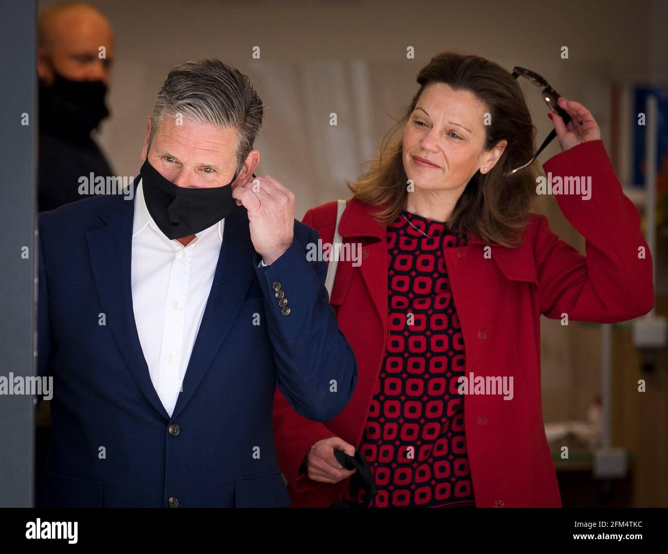 Londres, Royaume-Uni. 06e mai 2021. Sir KEIR STARMER, chef du Parti travailliste, et son épouse VICTORIA assistent à un bureau de vote à Kentish Town, dans le nord de Londres, le jour des élections en Angleterre, en Écosse et au pays de Galles. « Super jeudi » se tiendra lors des élections au conseil et à la mairie en Angleterre, ainsi que lors des Assemblées nationales de Holyrood en Écosse et de Senedd au pays de Galles. Crédit photo: Ben Cawthra/Sipa USA **NO UK SALES** crédit: SIPA USA/Alay Live News Banque D'Images