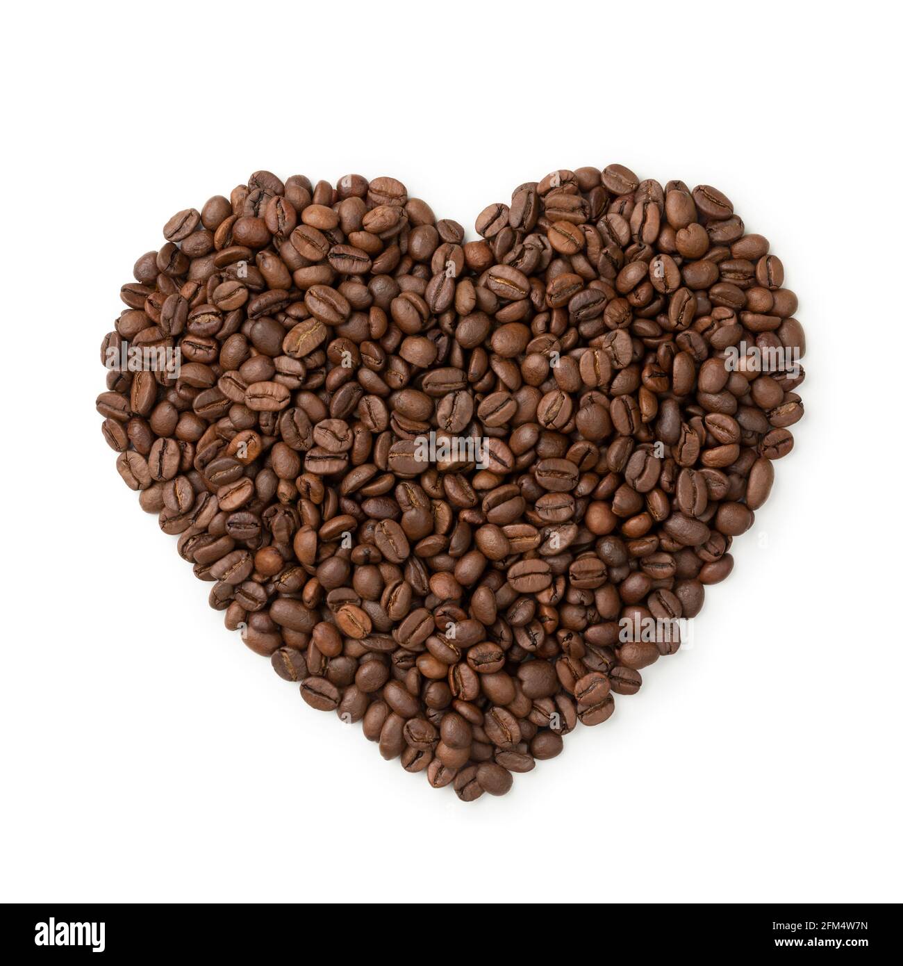 Gros plan sur les grains de café torréfiés bruns en forme de cœur isolé sur fond blanc Banque D'Images