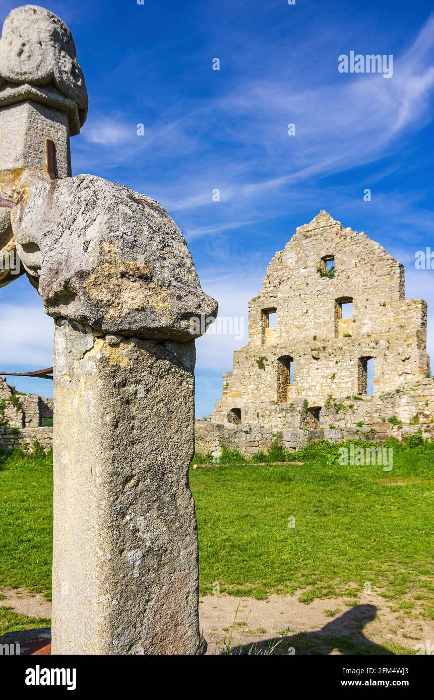 Puits cap de la tracerie gothique et pignon côté d'un bâtiment en ruine ...