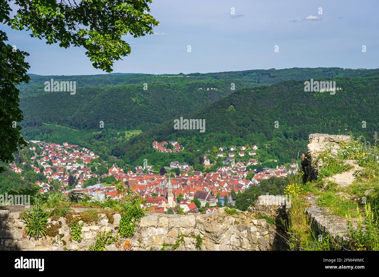 Bad Urach, Bade-Wurtemberg, Allemagne - 6 juin 2014: Vue d'en haut sur la petite ville de Bad Urach au fond de l'Alb. Souabe Banque D'Images