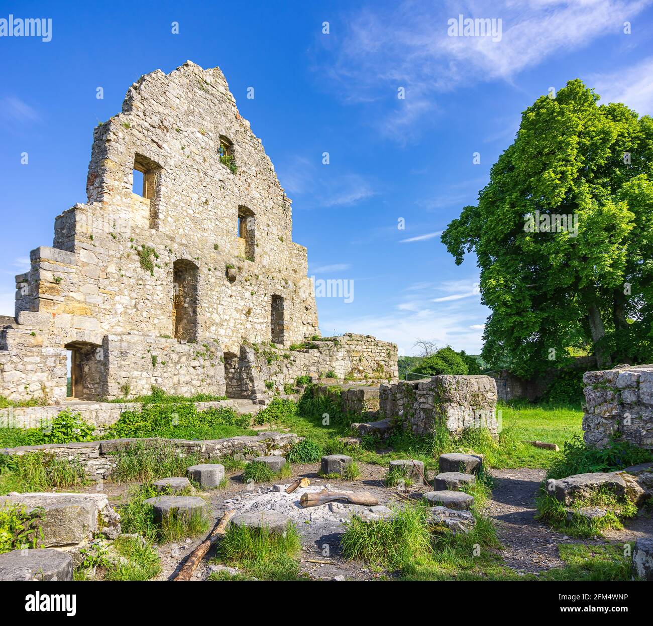 Côté pignon d'un bâtiment délabré, ruines médiévales du château de Hohenurach, Bad Urach, Swabian Alb, Bade-Wurtemberg, Allemagne. Banque D'Images