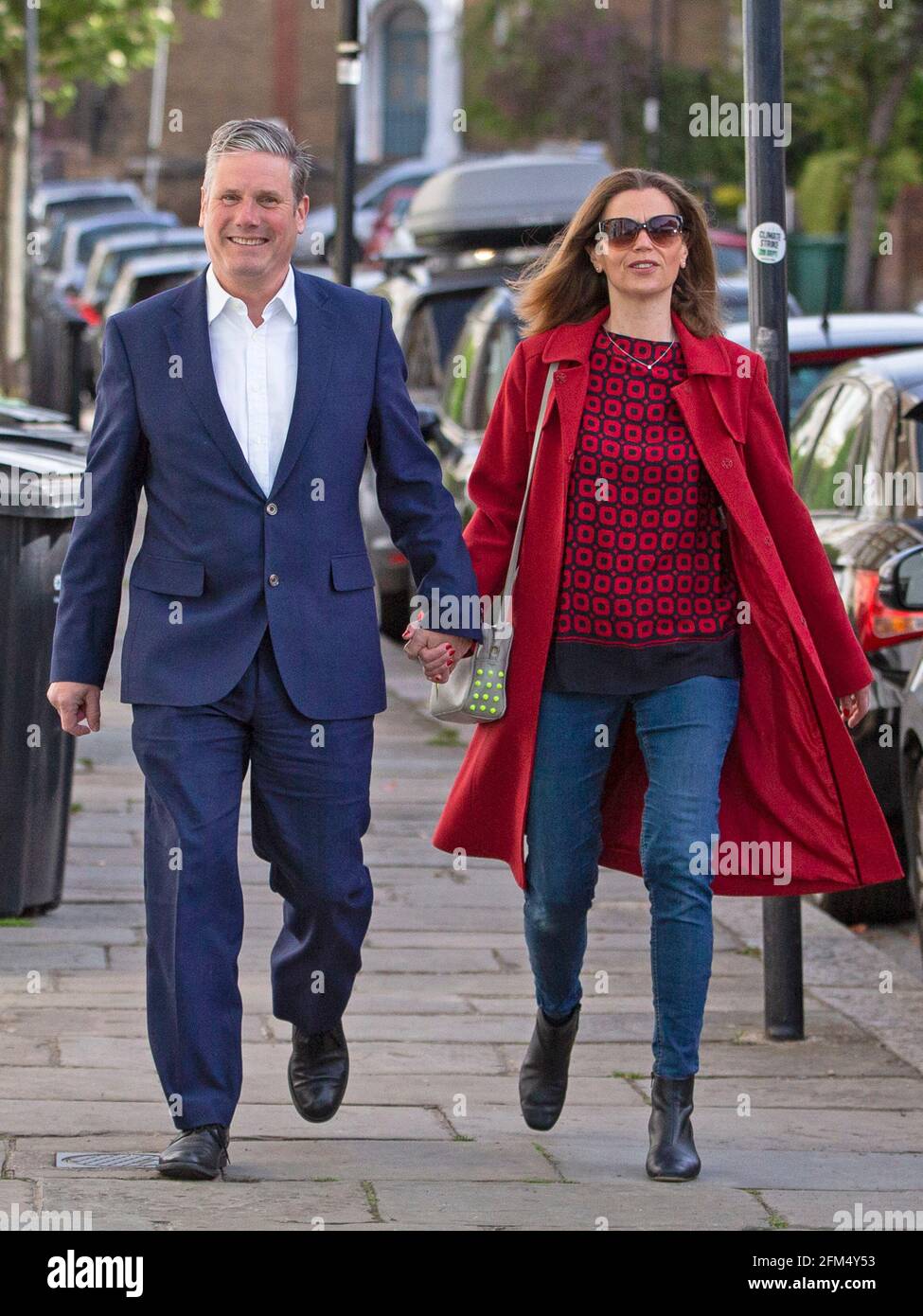Le chef du travail Sir Keir Starmer et sa femme Victoria quittent leur bureau de scrutin local le 6 mai 2021, dans le nord de Londres, au Royaume-Uni Banque D'Images