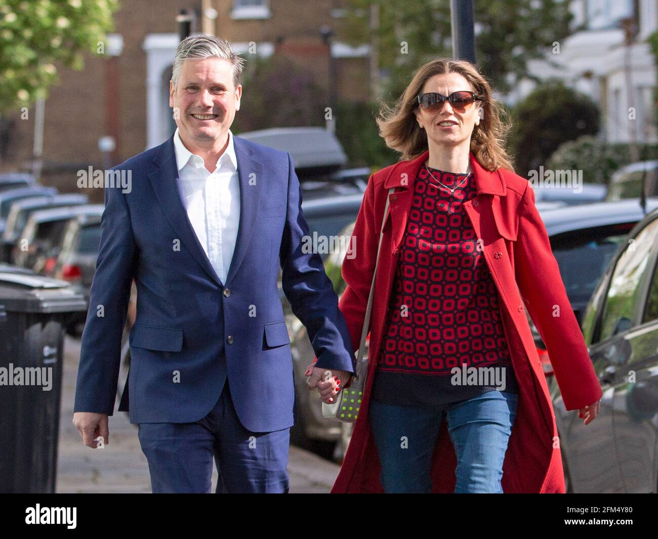 Le chef du travail Sir Keir Starmer et sa femme Victoria quittent leur bureau de scrutin local le 6 mai 2021, dans le nord de Londres, au Royaume-Uni Banque D'Images