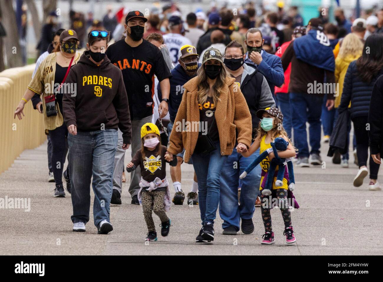 Les fans de baseball de la Ligue majeure arrivent au parc Petco alors que les San Diego Padres accueillent les San Francisco Giants à San Diego, Californie, États-Unis, le 1er mai 2021. Photo prise en mai 1,2021. REUTERS/Mike Blake Banque D'Images