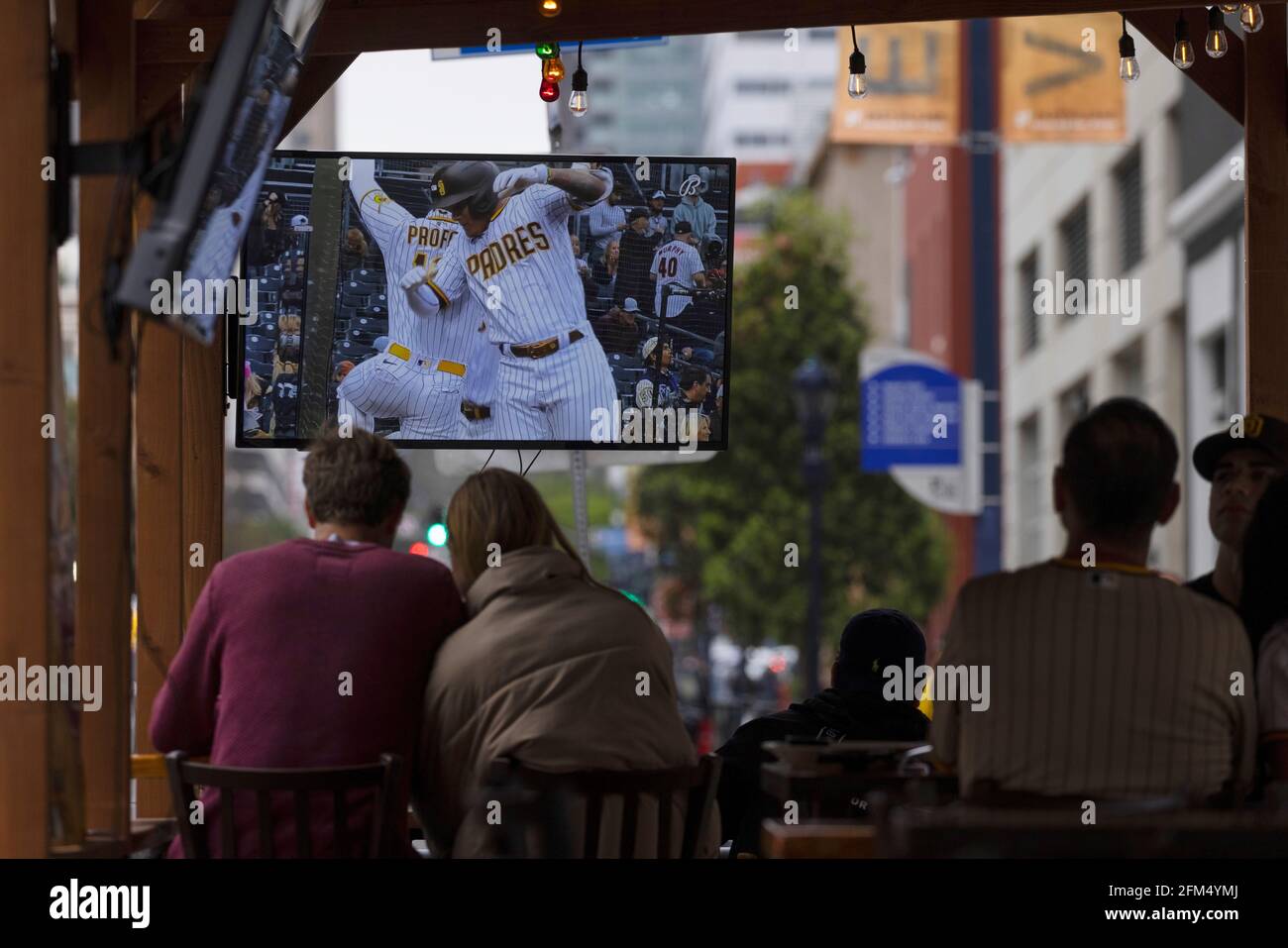 Les amateurs de baseball retournent dans les bars et les restaurants entourant Petco Park alors que les San Diego Padres accueillent les San Francisco Giants à San Diego, Californie, États-Unis, le 1er mai 2021. Photo prise en mai 1,2021. REUTERS/Mike Blake Banque D'Images