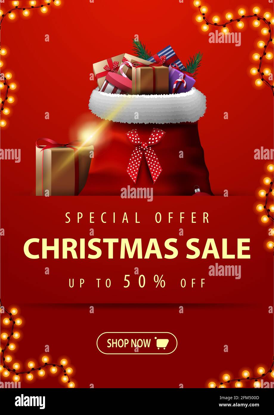 Offre spéciale, solde de Noël, jusqu'à 50 rabais, bannière de réduction verticale rouge avec guirlande, bouton et sac du Père Noël avec cadeaux Banque D'Images
