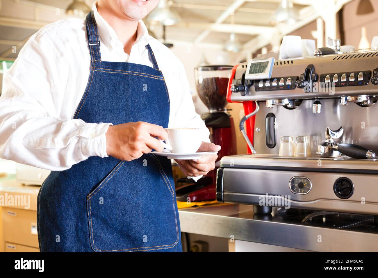 Coffeeshop - café barista asiatique présente dans son magasin Banque D'Images
