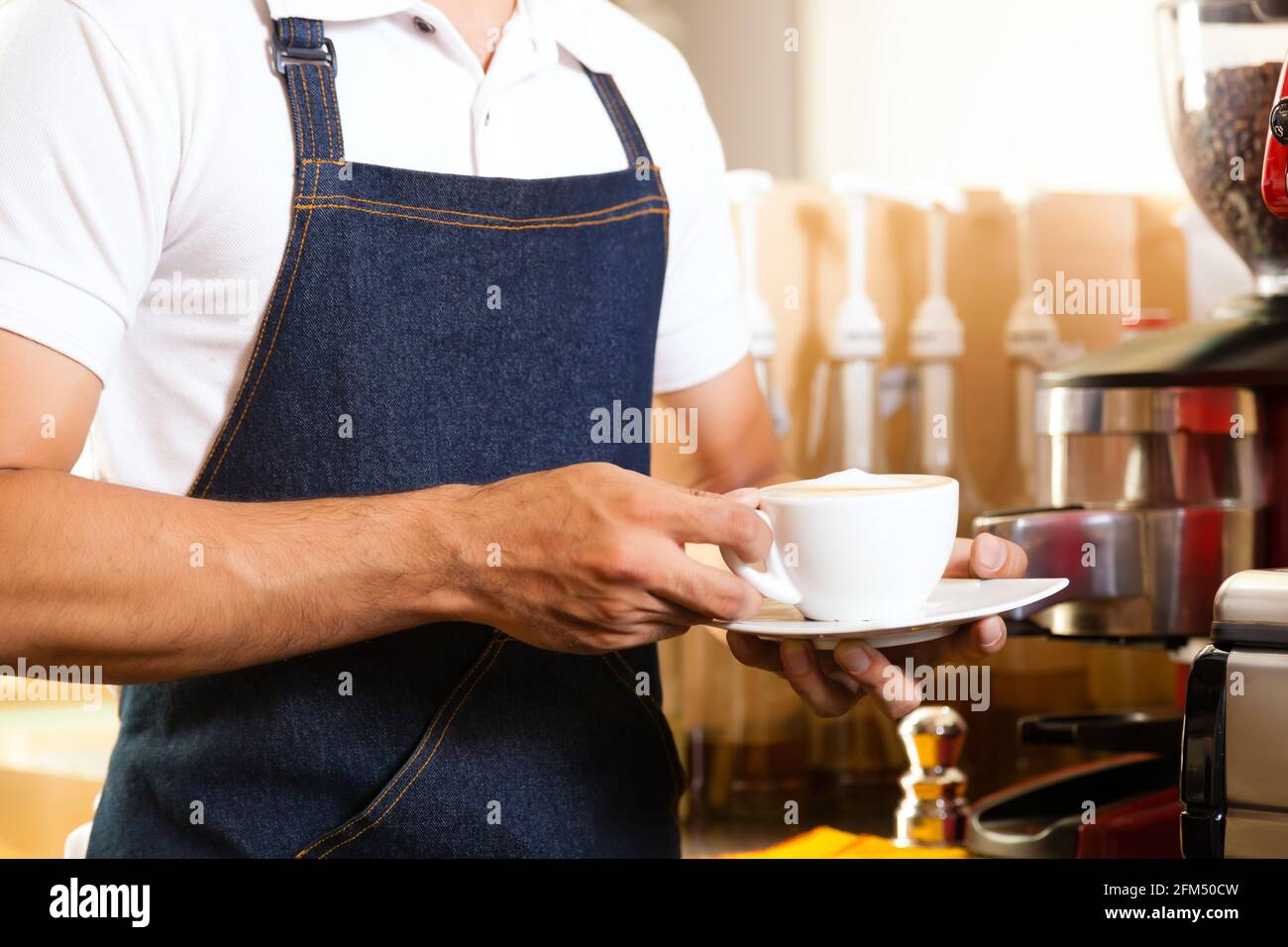 Coffeeshop - café barista asiatique présente dans son magasin Banque D'Images