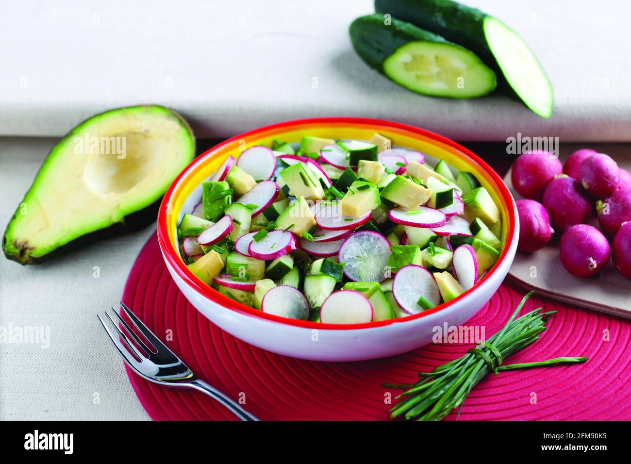 Salade avec concombre radis avocat et oignon de printemps Banque D'Images