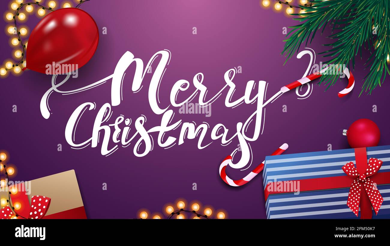 Joyeux Noël, carte de voeux violette avec cadeaux, ballon rouge, guirlande et branches d'arbre de Noël, vue du dessus Banque D'Images