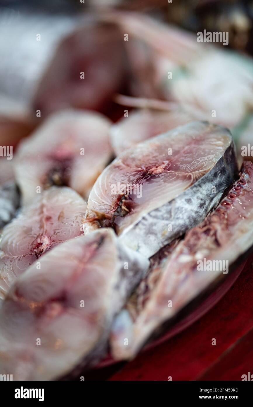 Poisson frais pêché dans un marché traditionnel à Bornéo, en Malaisie, en Asie du Sud-est Banque D'Images
