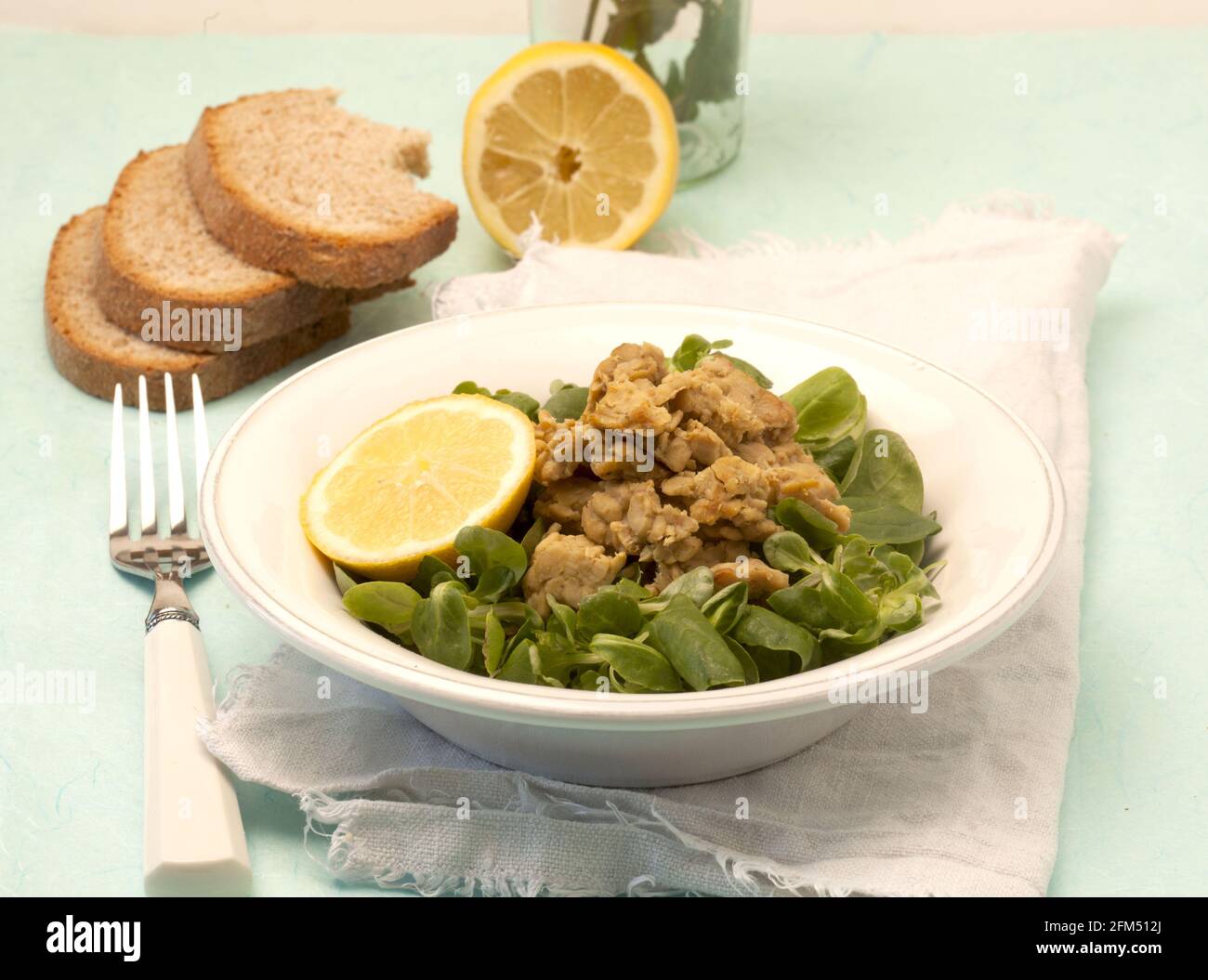 Salade de tempeh avec vinaigrette thaïlandaise Banque D'Images