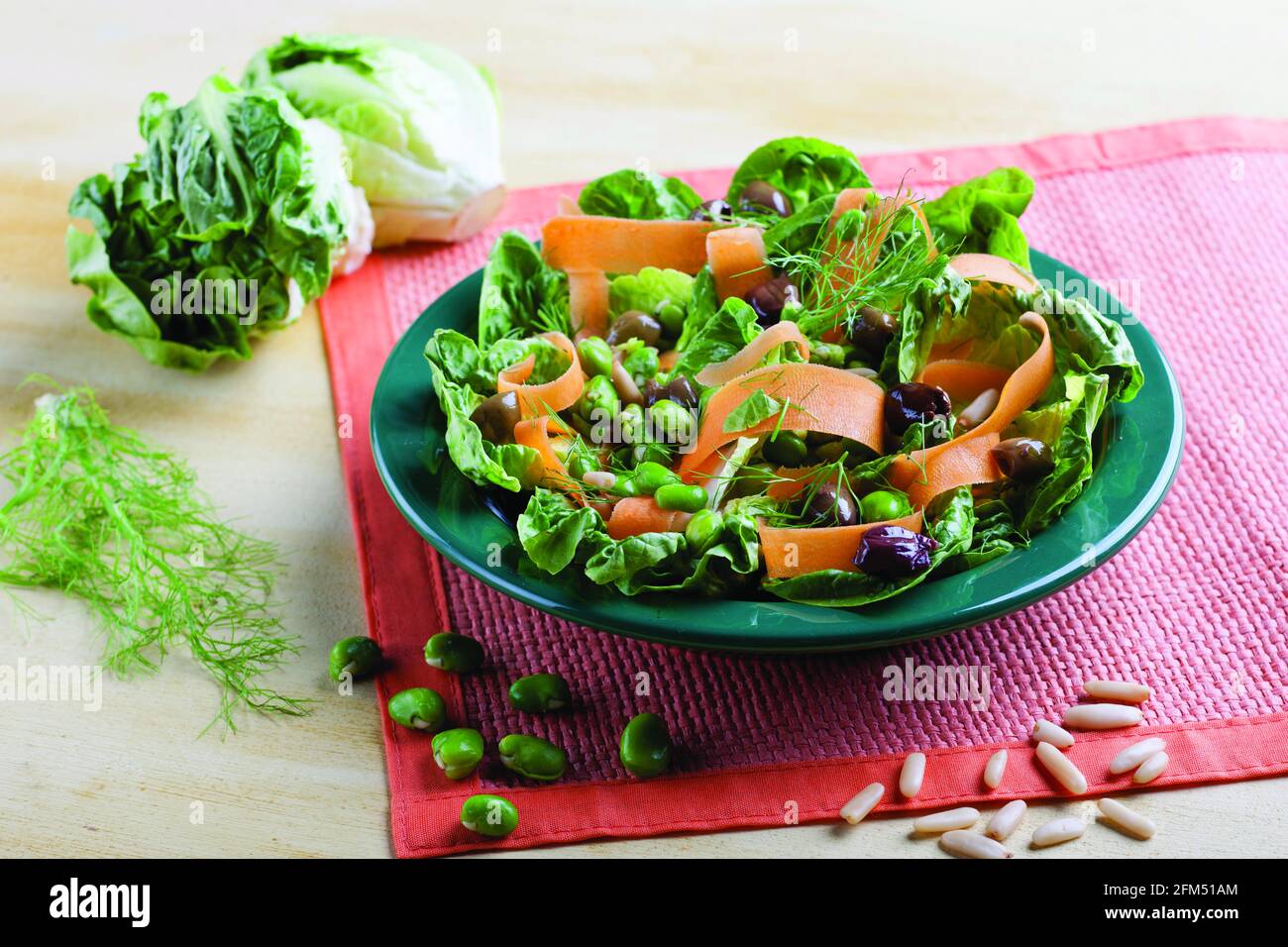 Salade de pois chiches avec laitue, olives, pignons et carottes Banque D'Images