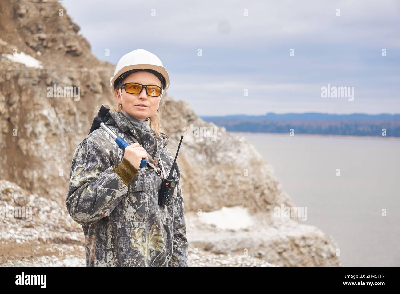femme géologue sur le fond de la fosse ouverte le bord d'une montagne Banque D'Images