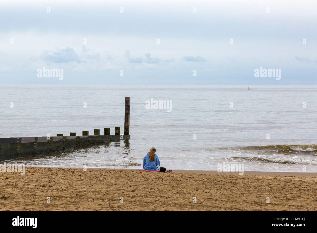 Poole, Dorset Royaume-Uni. 6 mai 2021. Météo au Royaume-Uni : nuageux et couvert sur les plages de Poole, car peu de personnes se dirigent vers le bord de mer pour l'air frais et l'exercice. Crédit : Carolyn Jenkins/Alay Live News Banque D'Images
