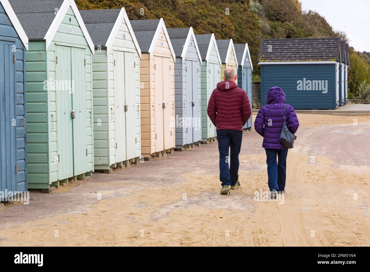 Bournemouth, Dorset, Royaume-Uni. 6 mai 2021. Météo au Royaume-Uni : nuageux et couvert sur les plages de Bournemouth, peu de personnes se dirigeant vers le bord de mer pour l'air frais et l'exercice. Crédit : Carolyn Jenkins/Alay Live News Banque D'Images