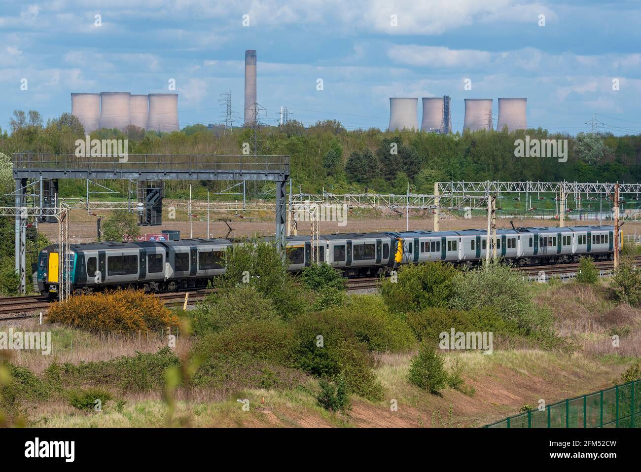 Un train London North Western EMU classe 350 exploité par des trains West Midlands photographiés à Ditton près de Widnes sur la ligne principale de la côte ouest. Ferry Fiddlers Banque D'Images