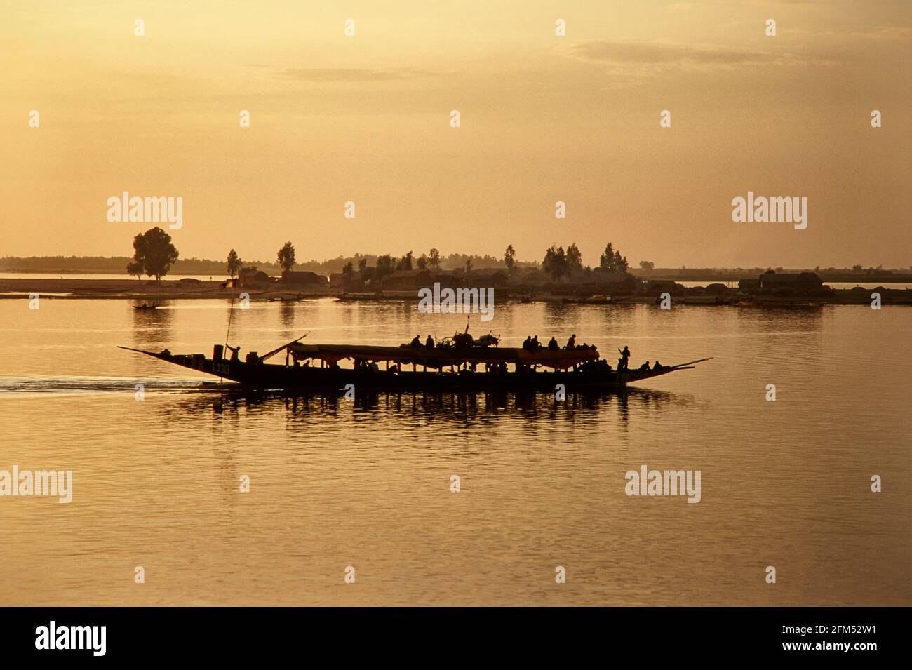 Un passager pirogue est en cours sur le Niger dans la lumière du soir. 17.11.2003 - Christoph Keller Banque D'Images