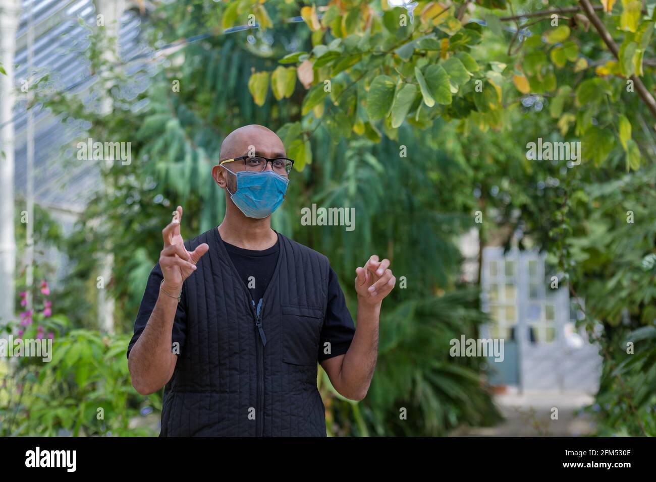 Kew Gardens, Richmond, Royaume-Uni. 6 mai 2021.Eté à Kew: Le monde secret des plantes. Jason Singh, musicien de botanique et beatboxer, a utilisé la technologie de biodonnées pour enregistrer les signaux électriques des plantes, les transformant en belles chansons de survie dans l'emblématique Temperate House. Crédit: amanda rose/Alamy Live News Banque D'Images