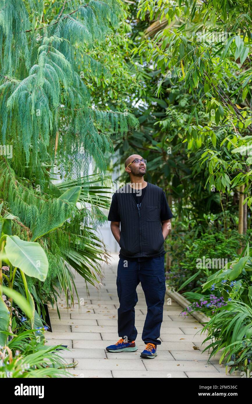 Kew Gardens, Richmond, Royaume-Uni. 6 mai 2021.Eté à Kew: Le monde secret des plantes. Jason Singh, musicien de botanique et beatboxer, a utilisé la technologie de biodonnées pour enregistrer les signaux électriques des plantes, les transformant en belles chansons de survie dans l'emblématique Temperate House. Crédit: amanda rose/Alamy Live News Banque D'Images