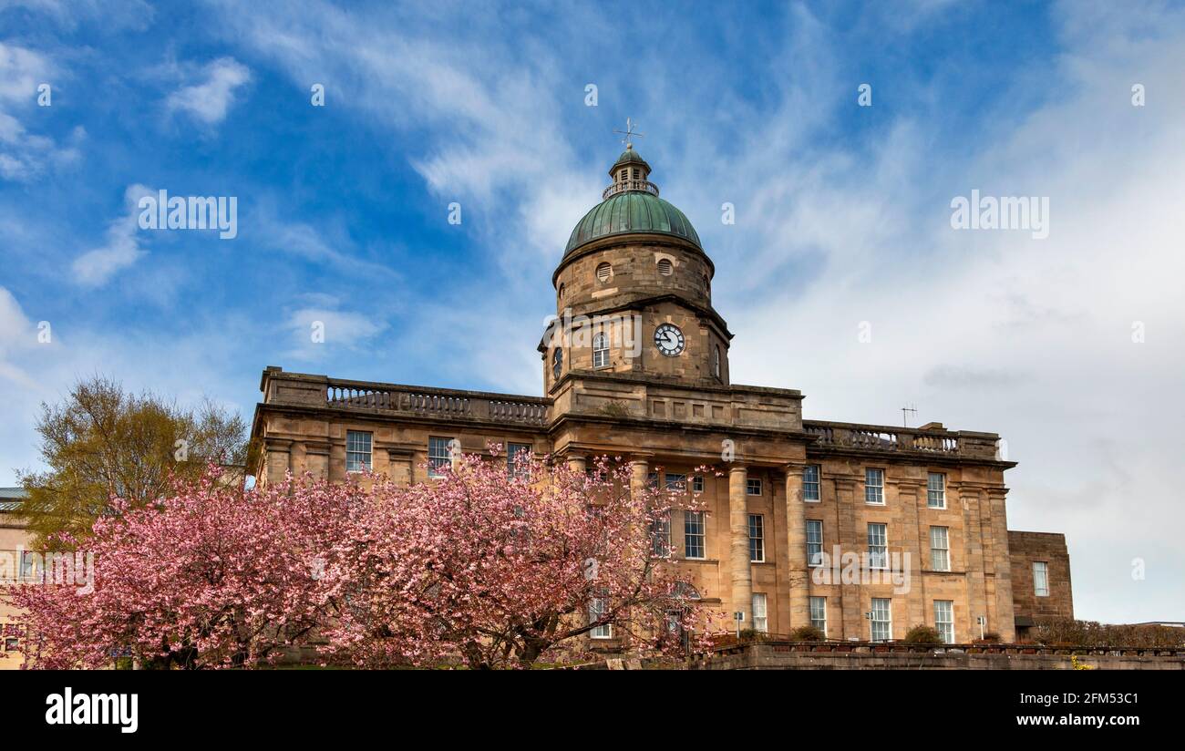 DR GRAYS HOSPITAL ELGIN MORAY ÉCOSSE AVEC FLEUR DE CERISIER ROSE PRUNUS DEVANT LE BÂTIMENT PRINCIPAL ET LES CERISIERS Banque D'Images