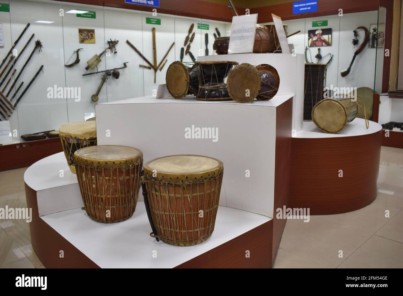 Instruments de musique et objets au musée, Institut de recherche et de formation tribaux Musée culturel tribal, Pune, Maharashtra, Inde Banque D'Images