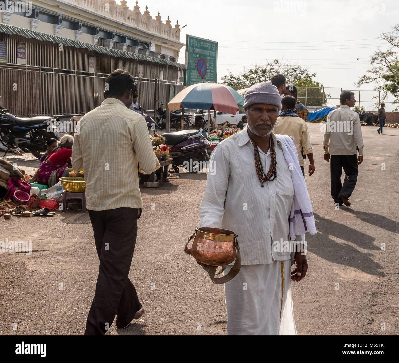 Mysuru, Karnataka, Inde - janvier 2019 : un Indien en tenue traditionnelle supplie pour des almes à l'ancien site de pèlerinage hindou des collines de Chamundi. Banque D'Images