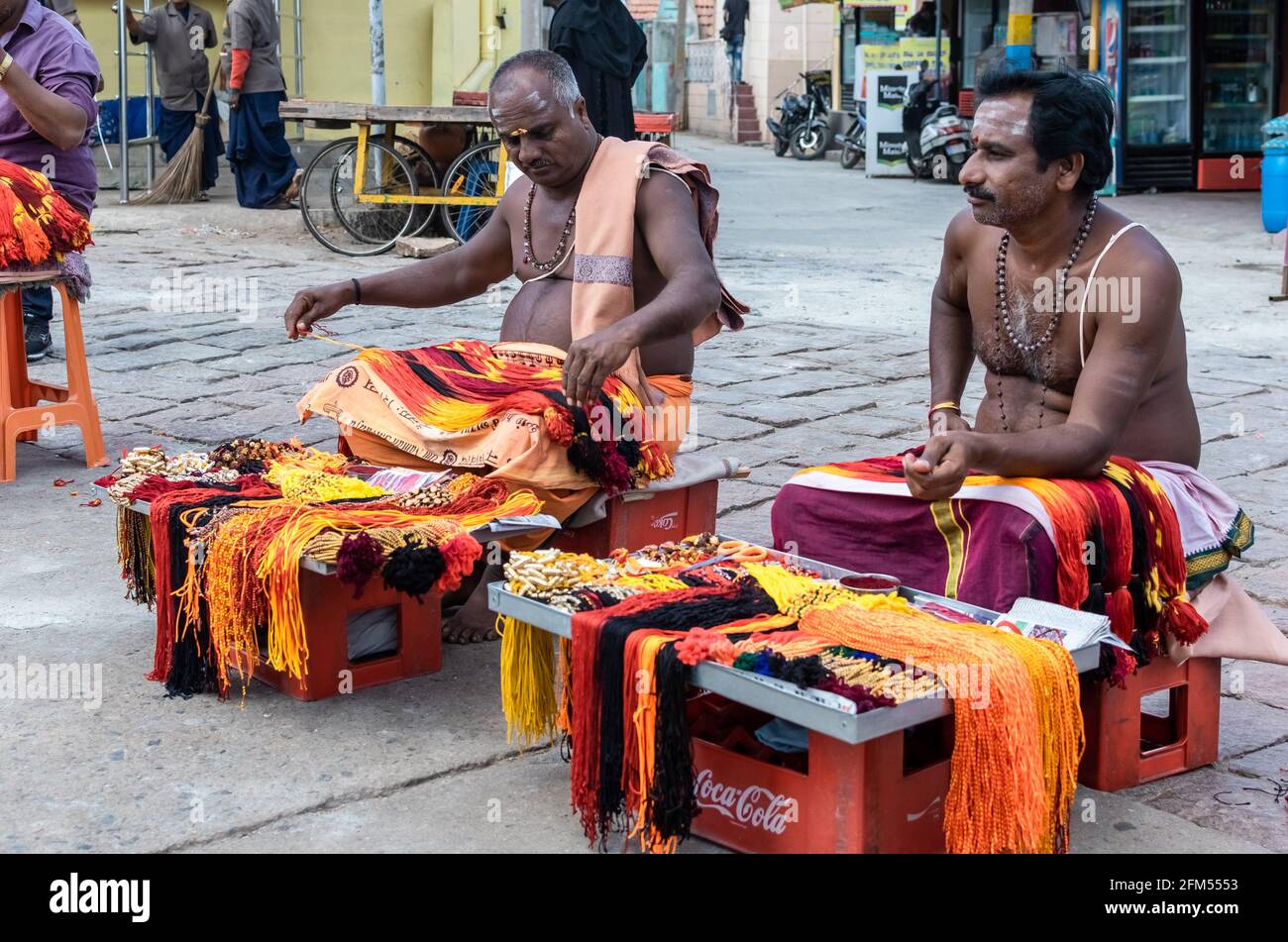 Mysuru, Karnataka, Inde - janvier 2019 : des hommes indiens en tenue traditionnelle vendent des rubans colorés pour des rituels hindous à l'ancien temple de Chamundi Banque D'Images