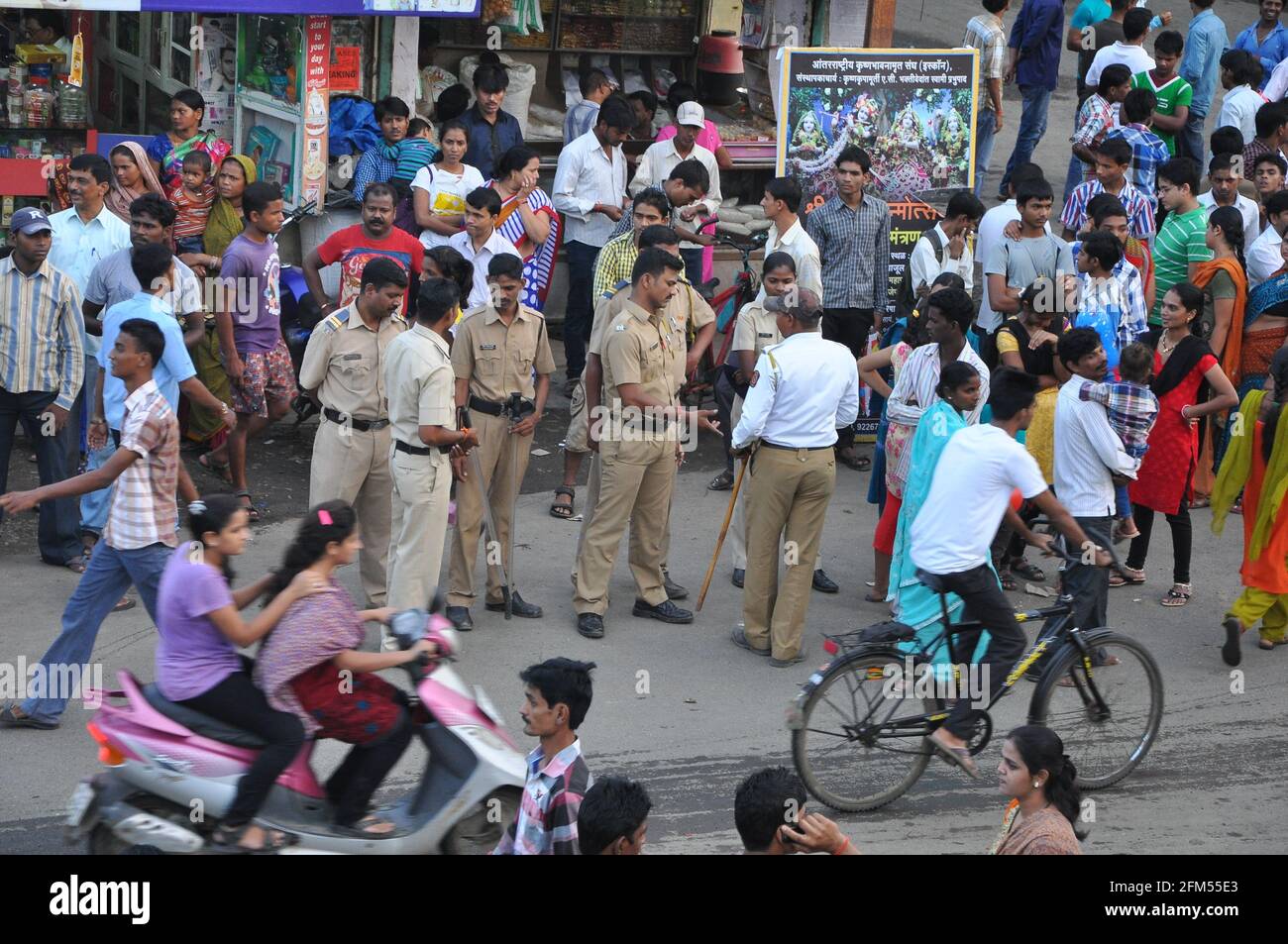 PALGHAR, INDE - 18 août 2014 : policier indien de service chargé de maintenir la loi et l'ordre dans les festivals en Inde. Banque D'Images