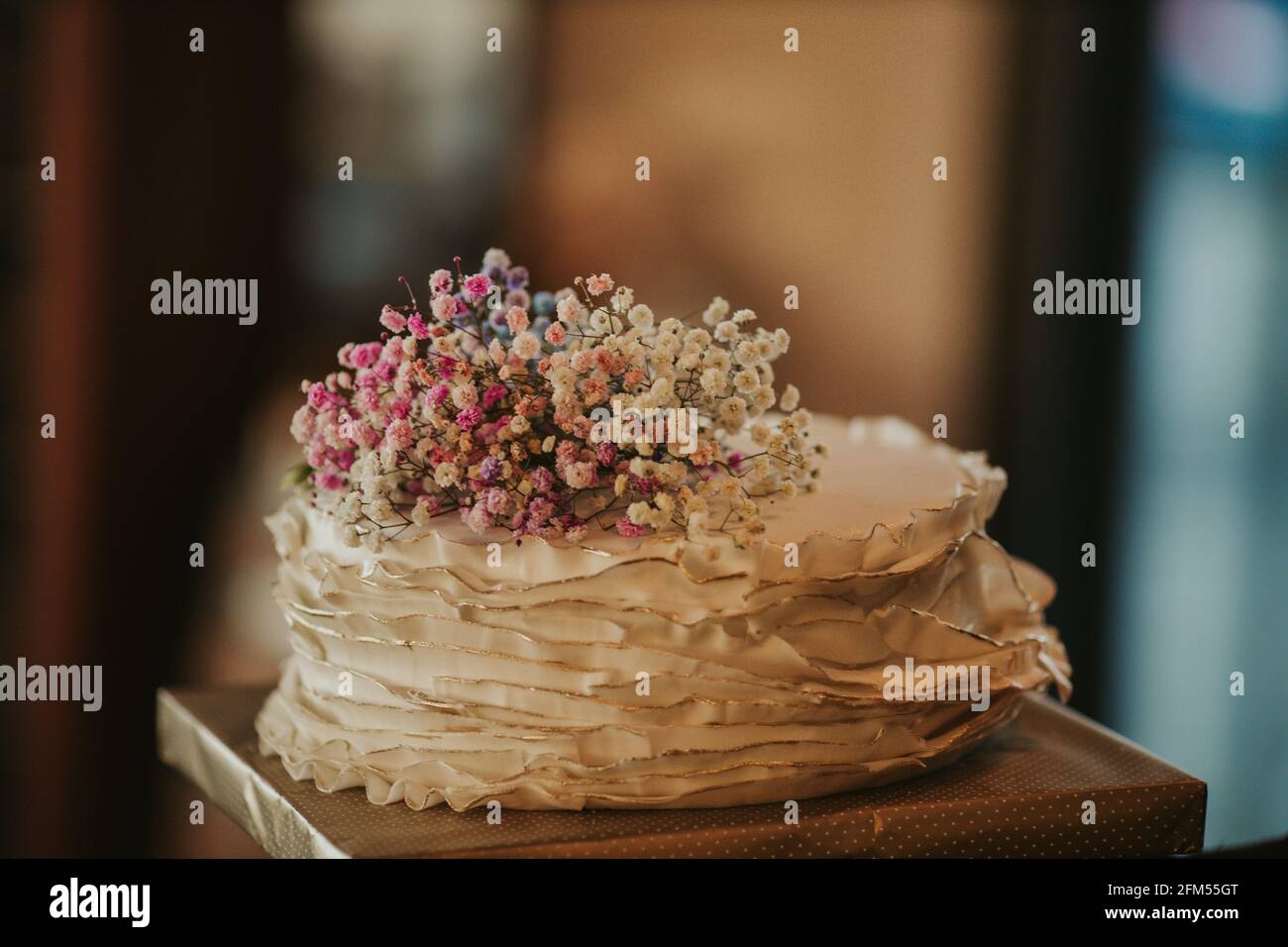 Gros Plan D Un Petit Gateau De Mariage Blanc Avec Naturel Fleurs Photo Stock Alamy Gros Plan D Un Petit Gateau De Mariage Blanc Avec Naturel Fleurs Photo Stock Alamy