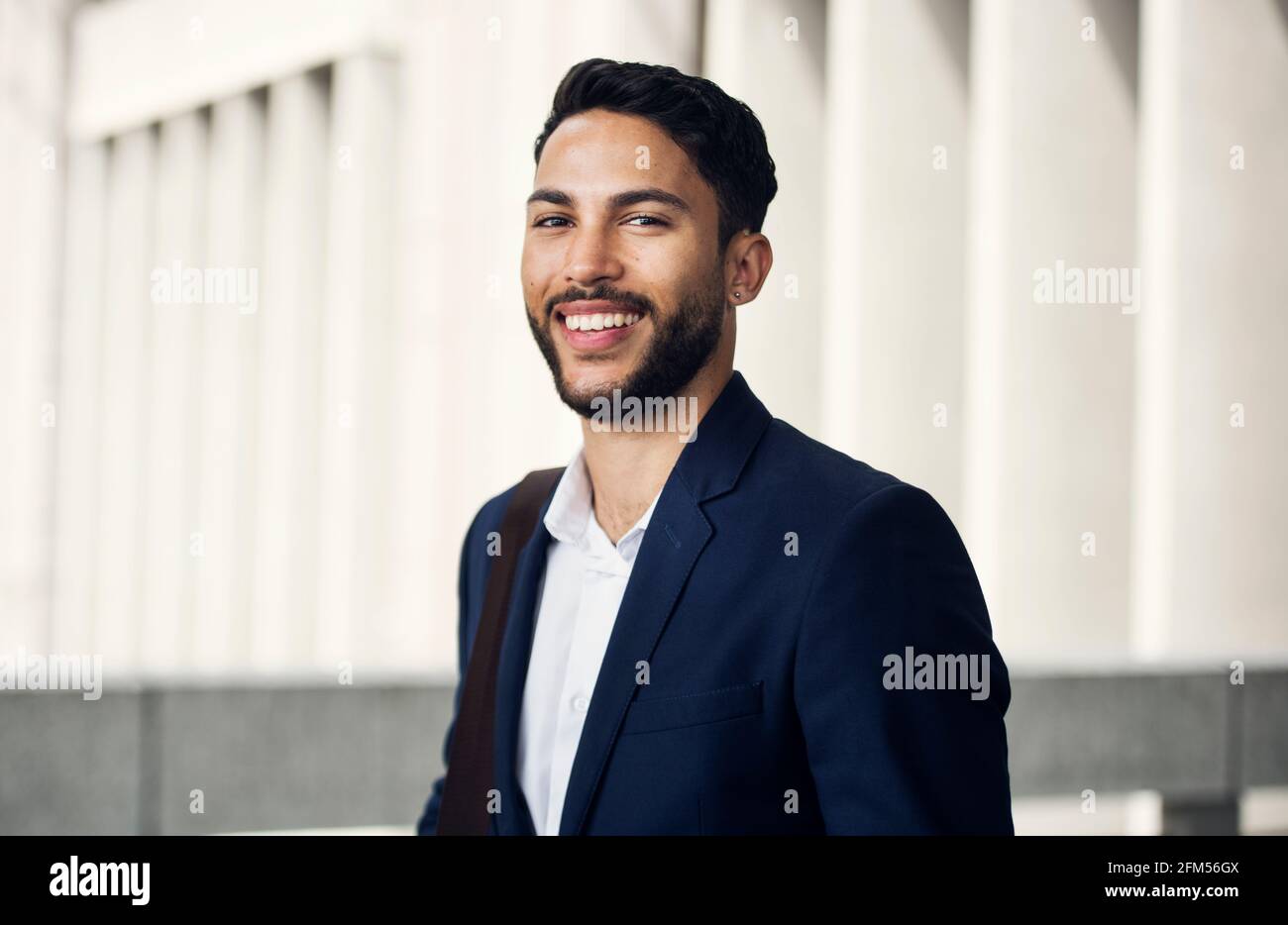 Jeune homme d'affaires dans la ville Banque D'Images