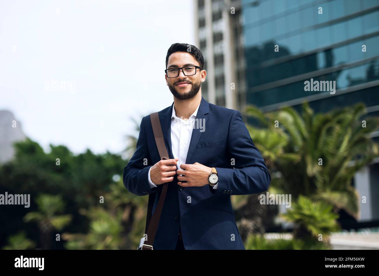 Jeune homme d'affaires dans la ville Banque D'Images