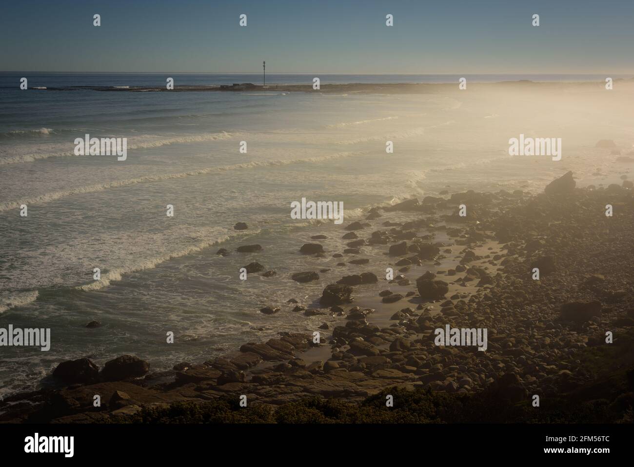 Les événements réguliers de brume de mer donne le petit règlement résidentiel de Misty Cliffs son nom. Situé près du Cap, le long de la péninsule du Cap en Afrique du Sud Banque D'Images