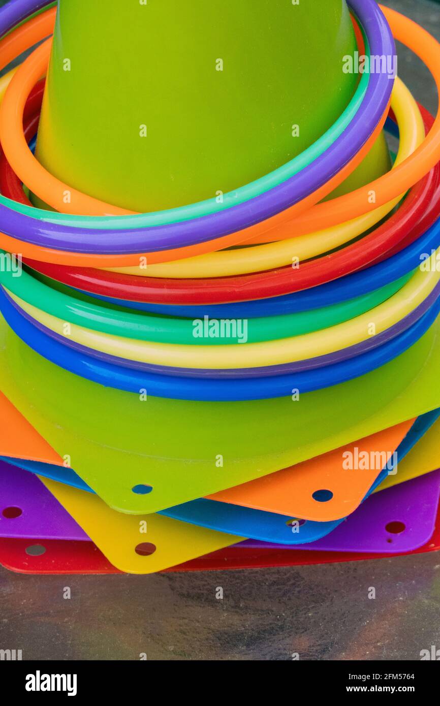 Le contenu coloré d'un jeu de jeu de bague d'un enfant. Banque D'Images