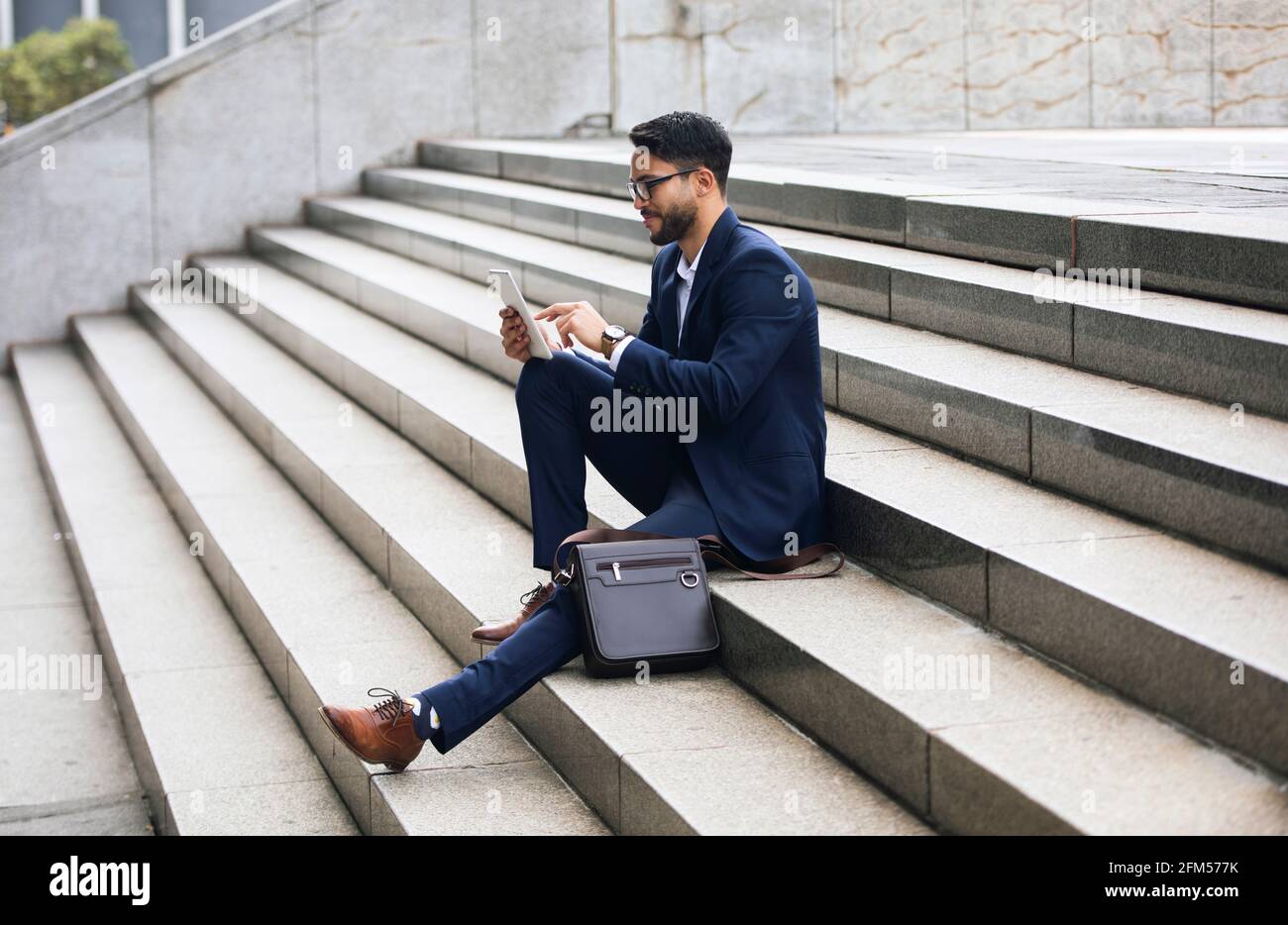 Jeune homme d'affaires dans la ville Banque D'Images