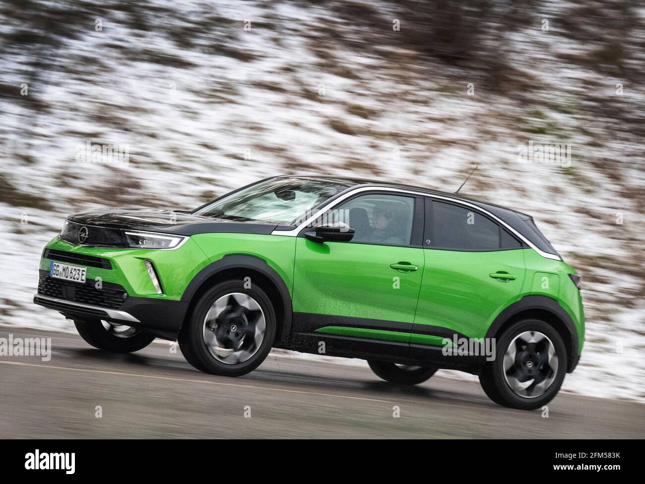 Opel Mokka-e conduite sur route photo: Anders Wiklund / TT / code 10040 Banque D'Images