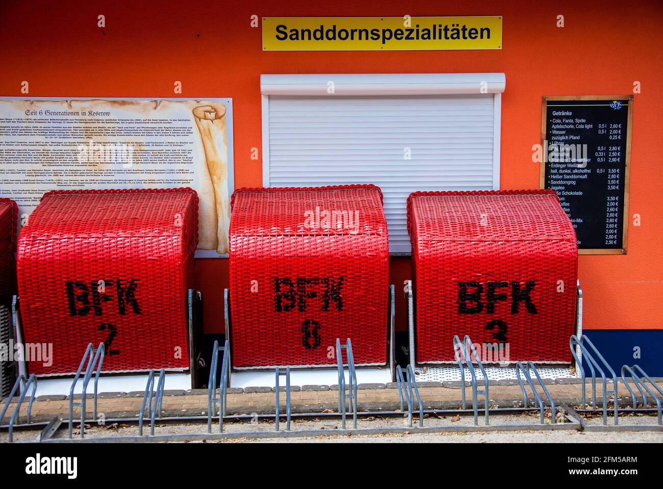 06 mai 2021, Mecklembourg-Poméranie occidentale, Koserow: Des chaises de plage vides se tiennent devant un stand de vente fermé pour les spécialités d'argousier à la jetée. L'industrie des vacances et le secteur de l'accueil dans le Mecklembourg-Poméranie occidentale sont sous pression après la décision du Schleswig-Holstein d'ouvrir le tourisme et la gastronomie dans une large mesure avant le Whitsun. Photo: Jens Büttner/dpa-Zentralbild/dpa Banque D'Images