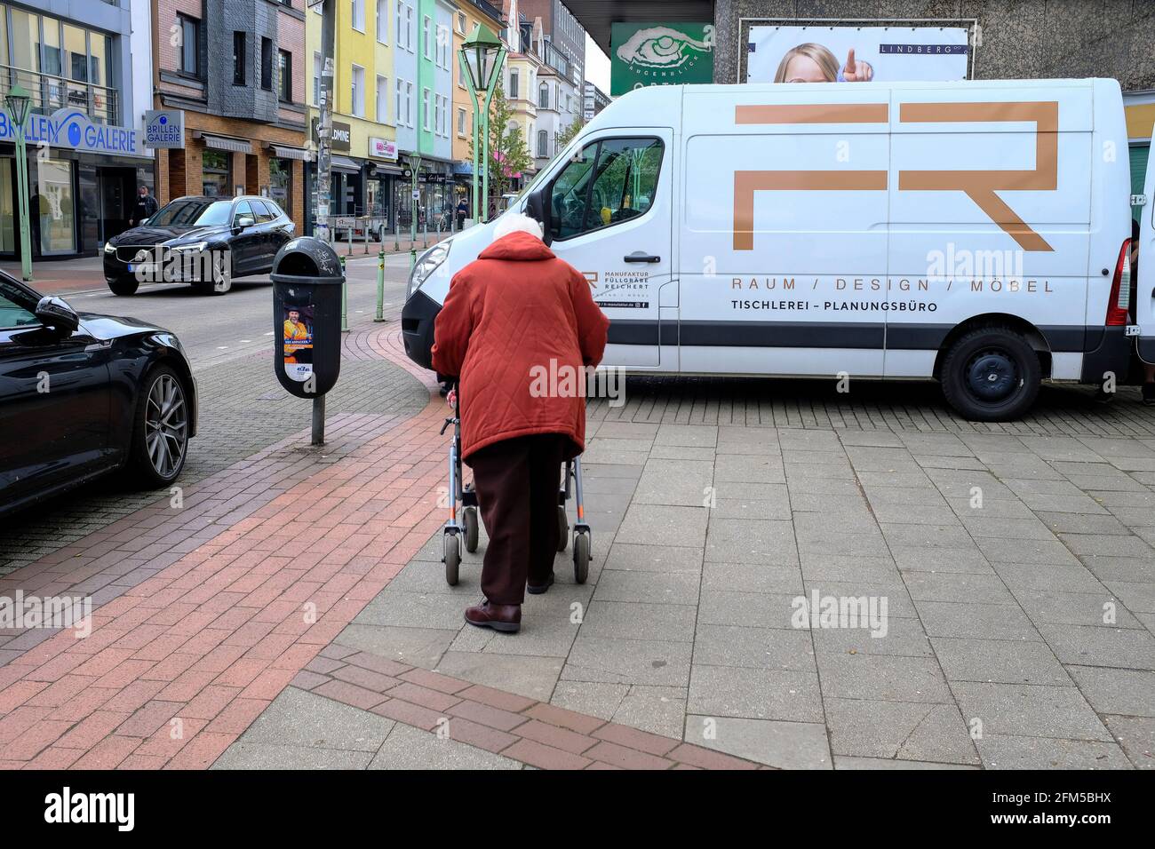 06.05.2021, Essen, Ruhrgebiet, Nordrhein-Westfalen, Deutschland - es wird eng fuer eine alte, gebrechliche Frau mit einem Rollator auf einem Buergerst Banque D'Images