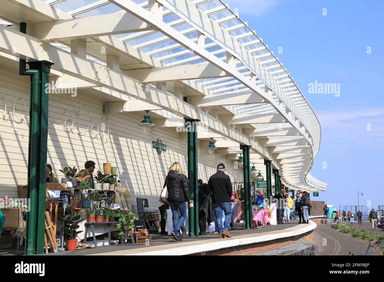 Le marché artisanal du dimanche dans la gare restaurée de Harbour Arm, Folkestone, Kent, Royaume-Uni Banque D'Images