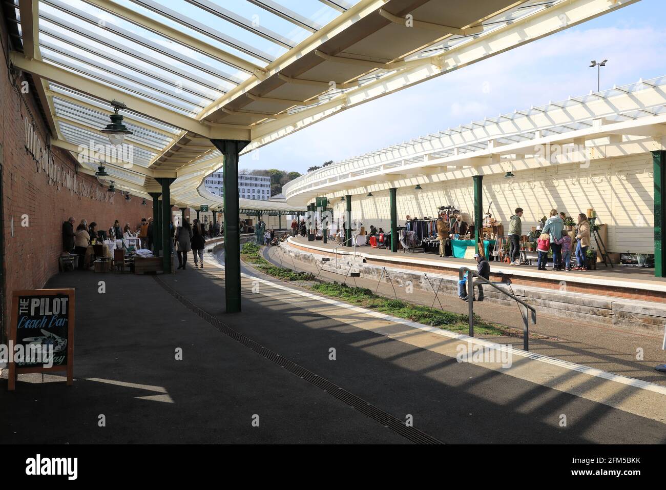 Le marché artisanal du dimanche dans la gare restaurée de Harbour Arm, Folkestone, Kent, Royaume-Uni Banque D'Images